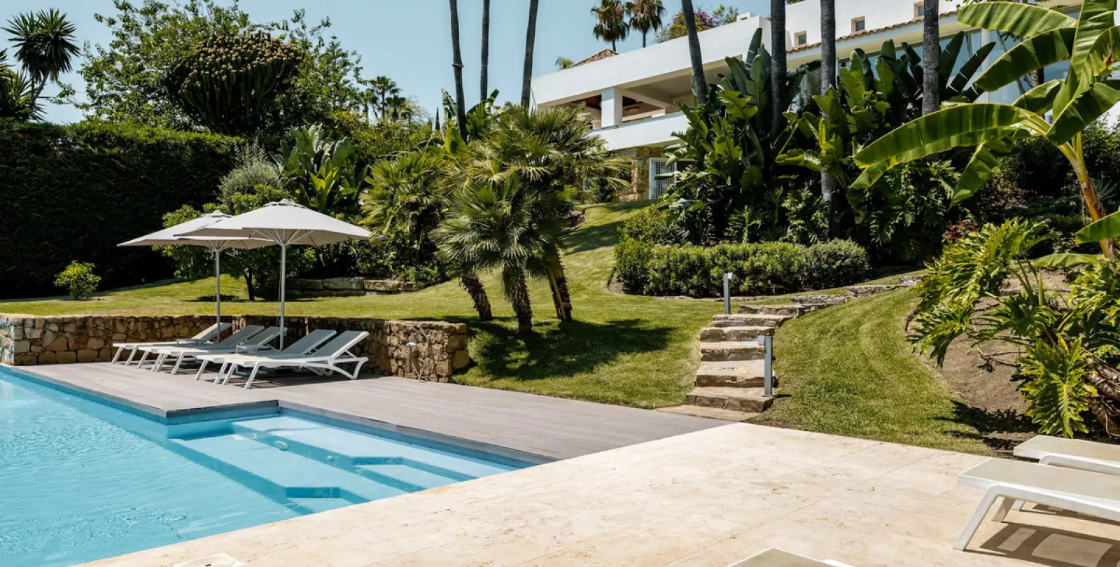 Short-term rent of detached villa in The Golden Mile 25