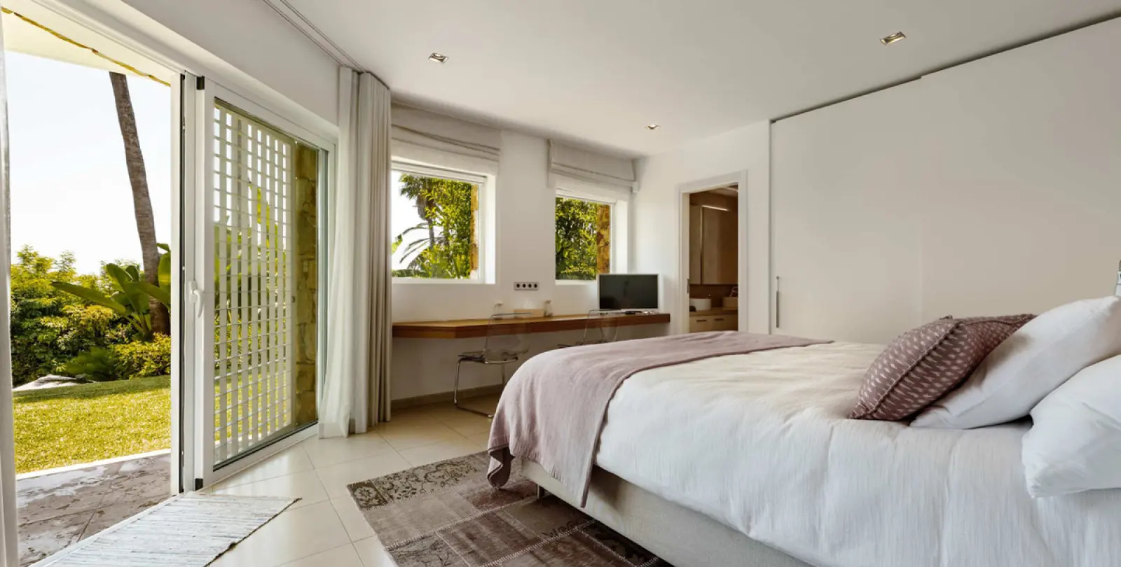Short-term rent of detached villa in The Golden Mile 44