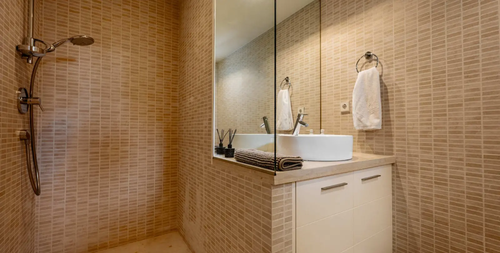 Short-term rent of detached villa in The Golden Mile 45