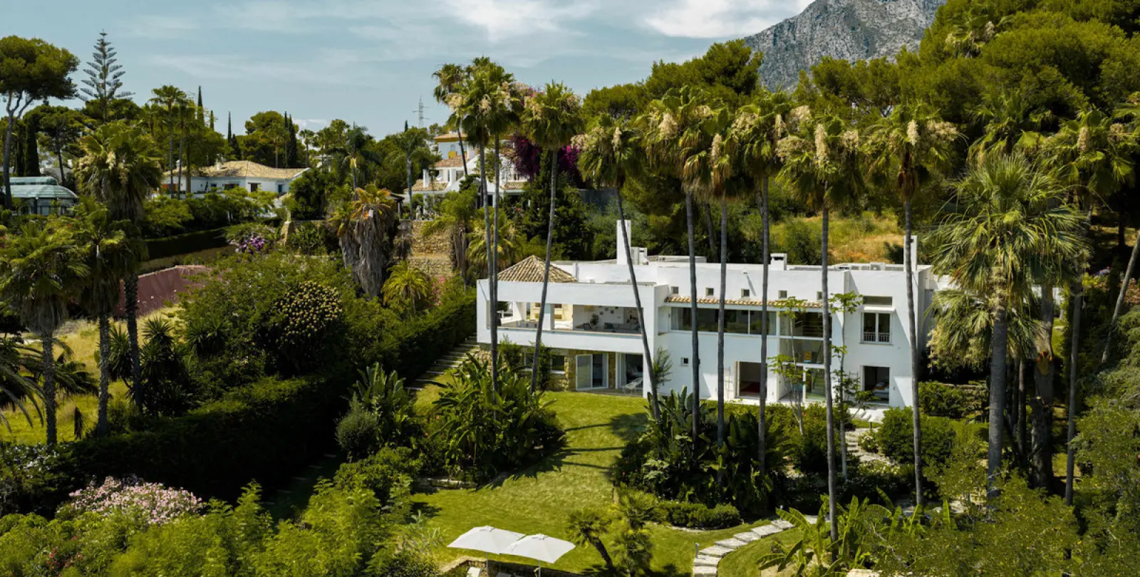 Short-term rent of detached villa in The Golden Mile 53