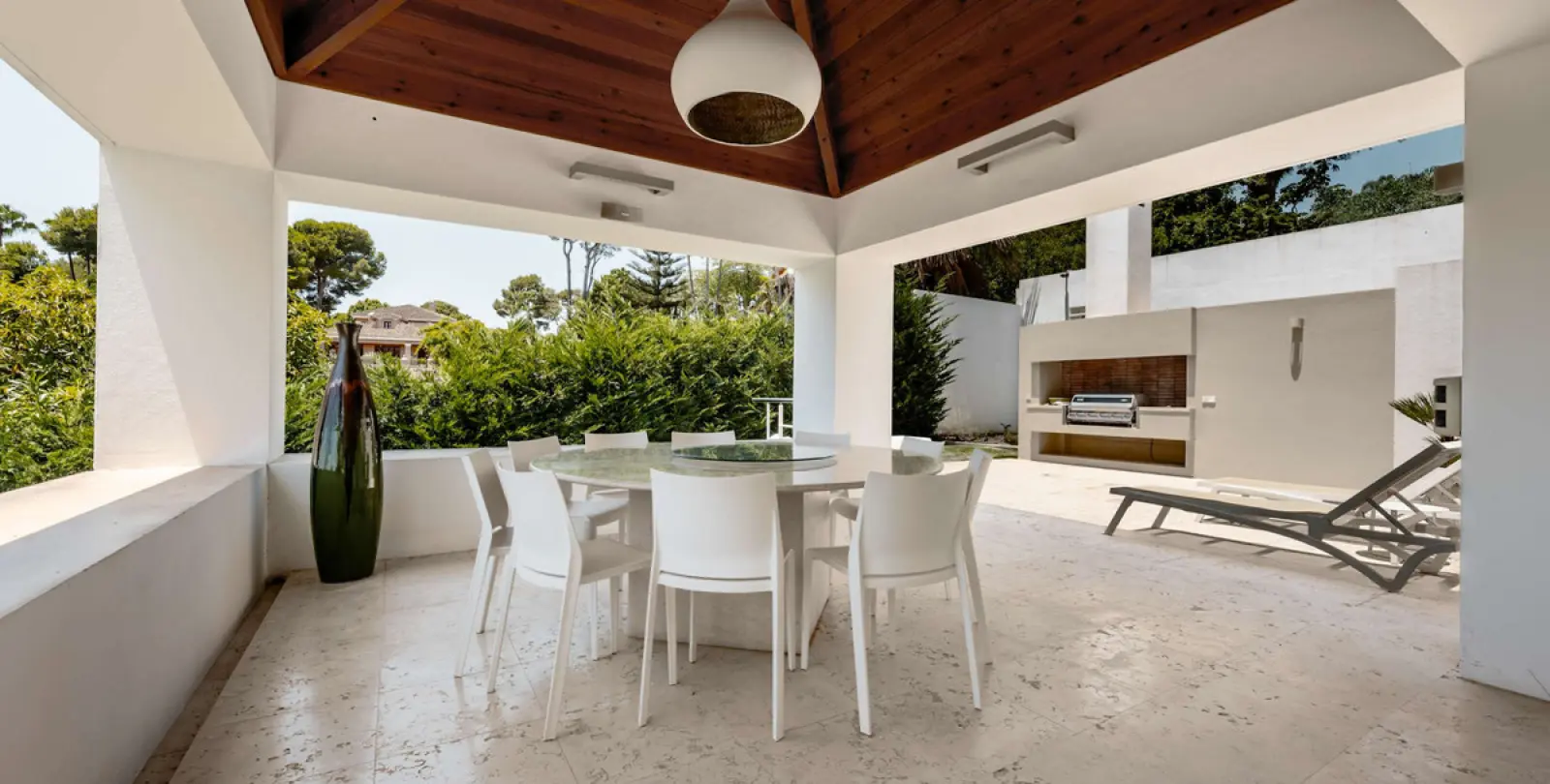 Short-term rent of detached villa in The Golden Mile 55