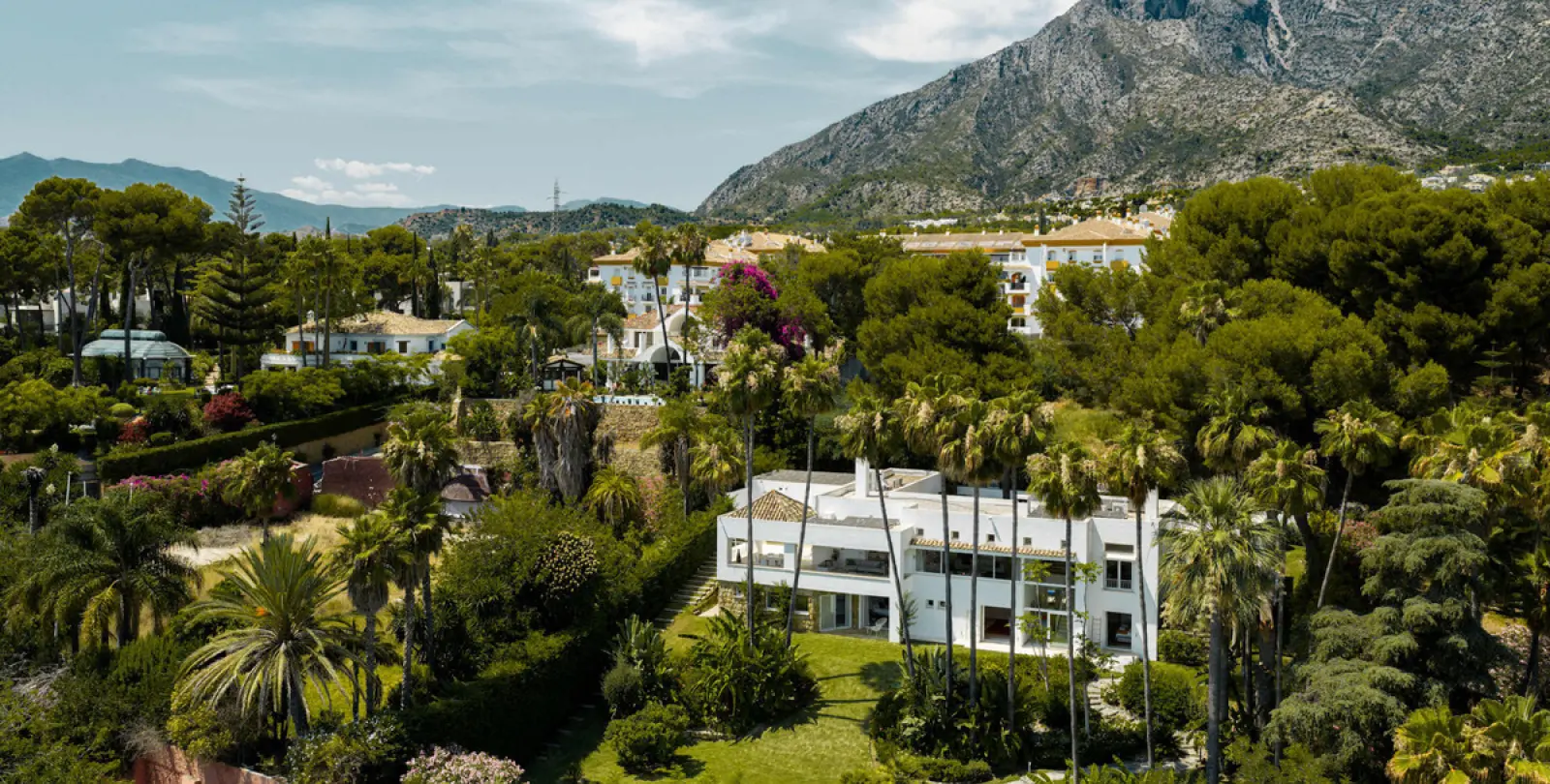 Short-term rent of detached villa in The Golden Mile 68