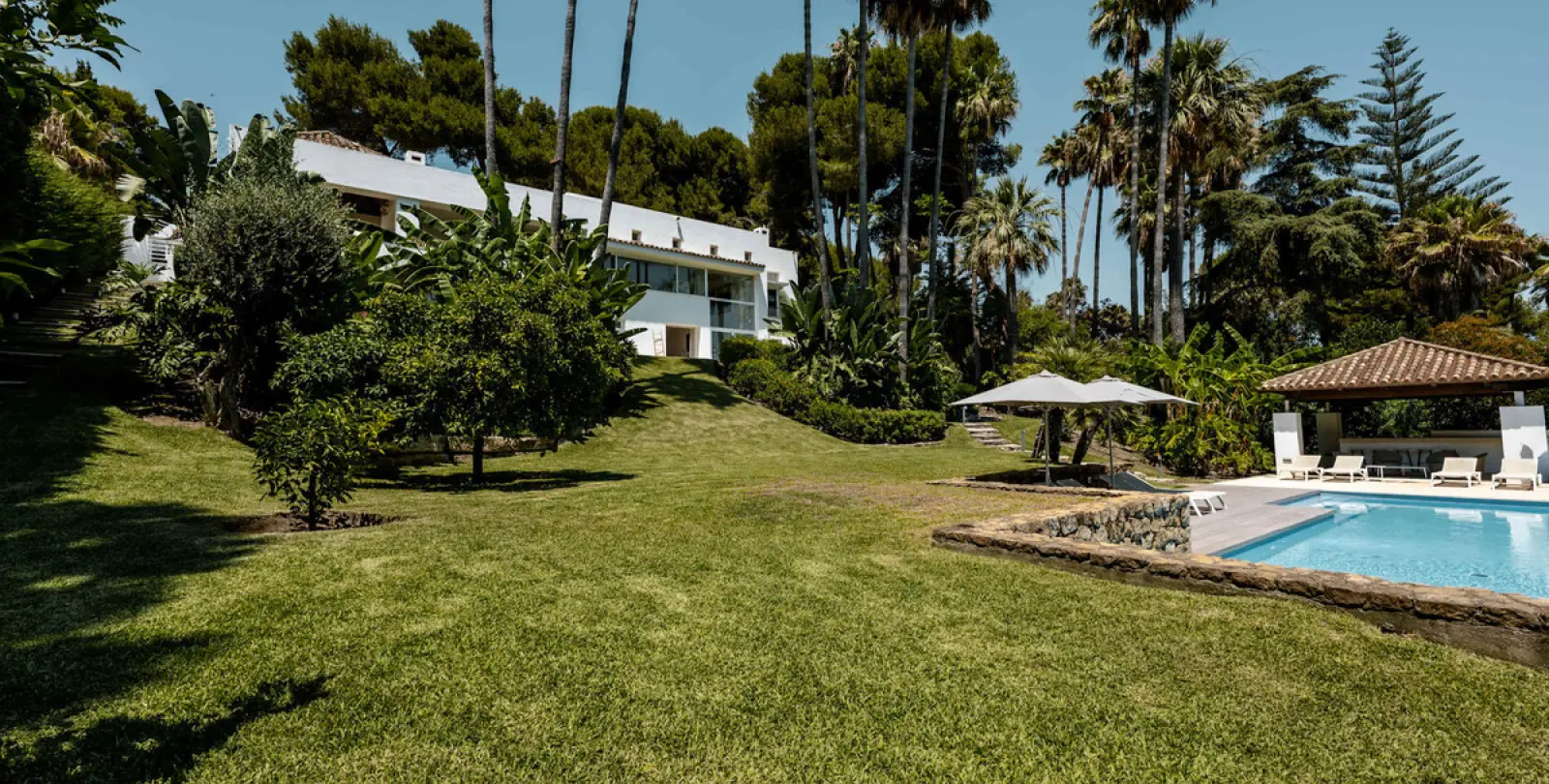 Short-term rent of detached villa in The Golden Mile 70