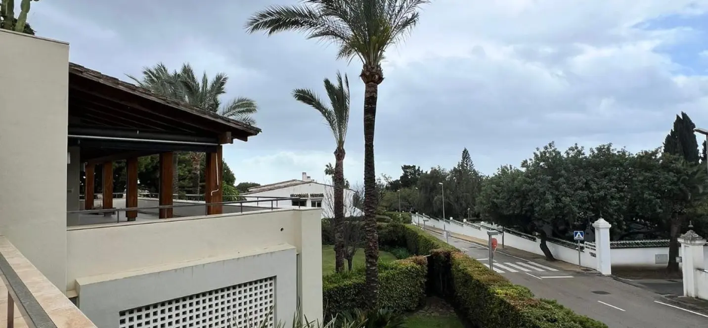 Long-term rent of middle floor apartment in The Golden Mile 1
