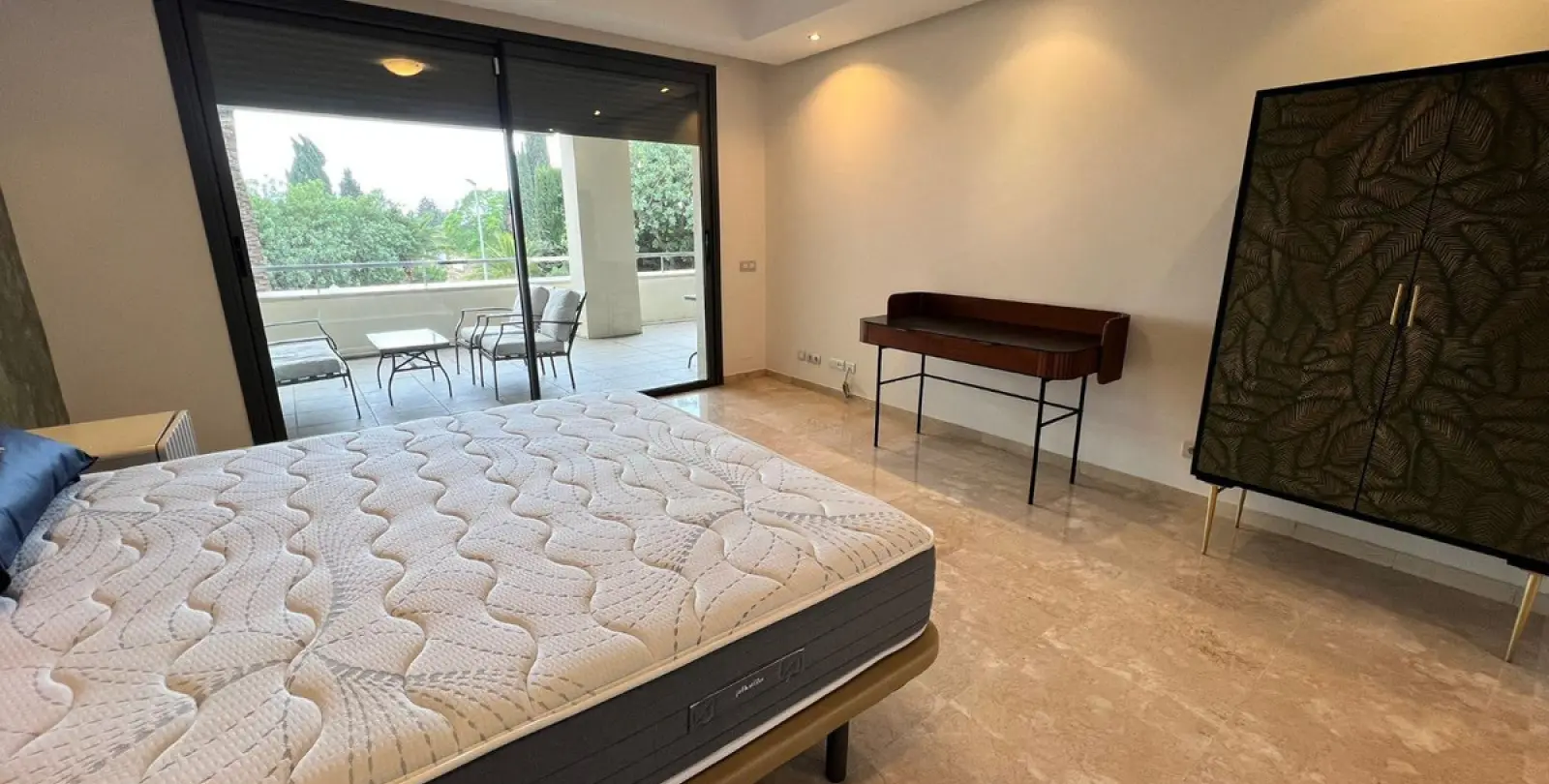 Long-term rent of middle floor apartment in The Golden Mile 6