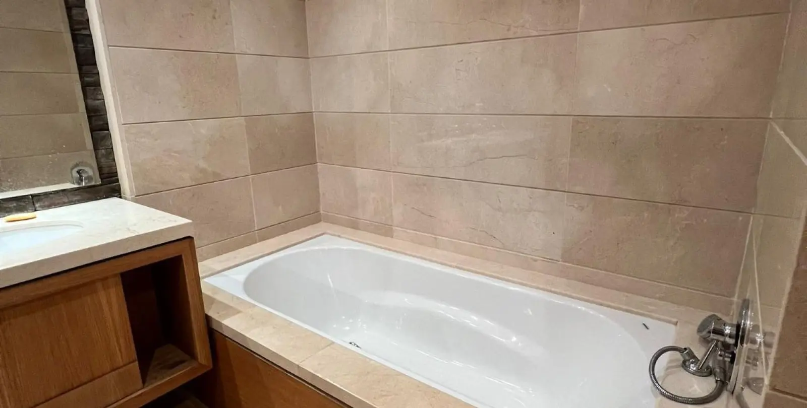 Long-term rent of middle floor apartment in The Golden Mile 10