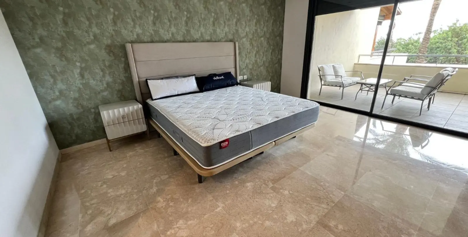 Long-term rent of middle floor apartment in The Golden Mile 12