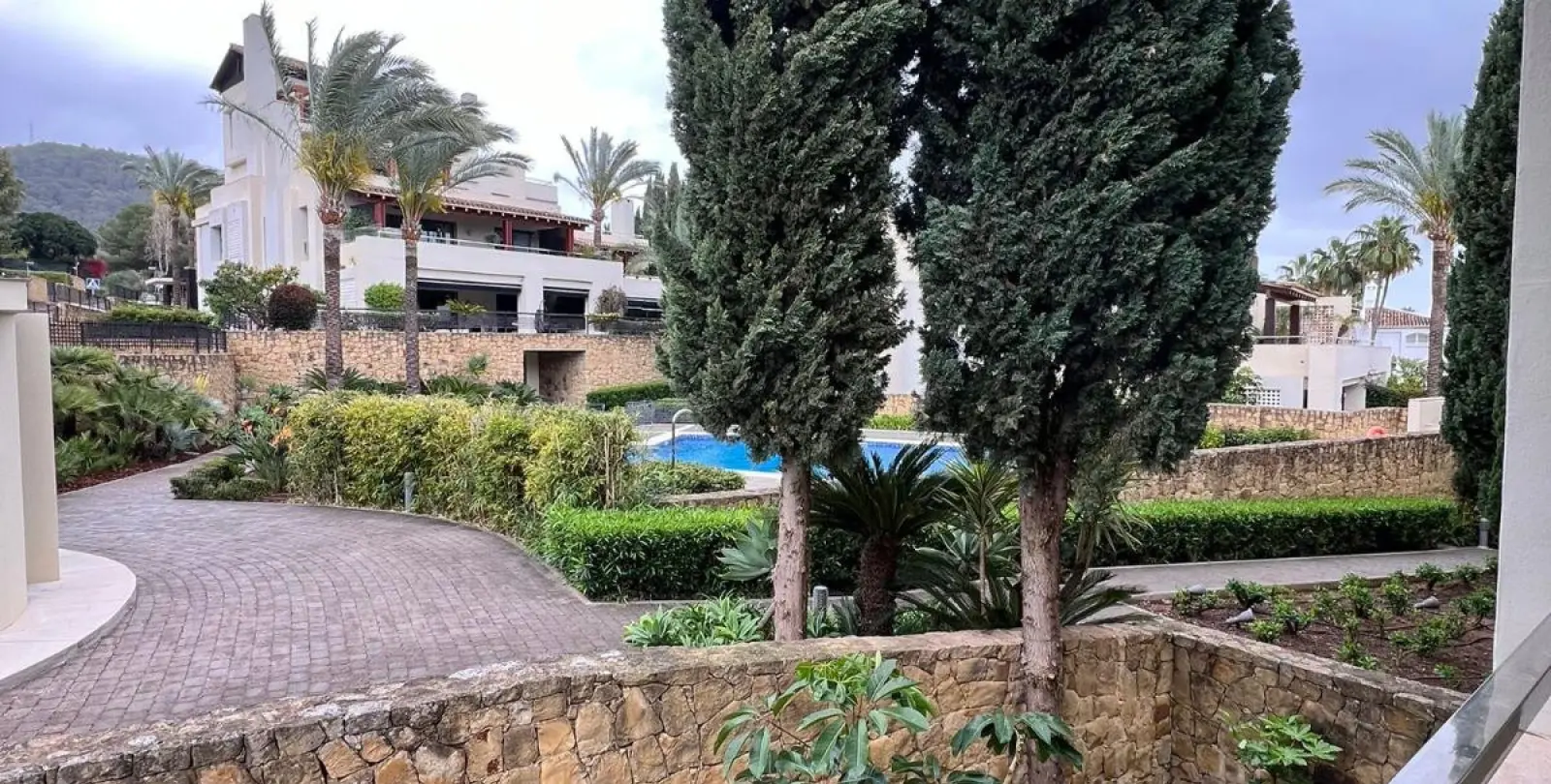 Long-term rent of middle floor apartment in The Golden Mile 19