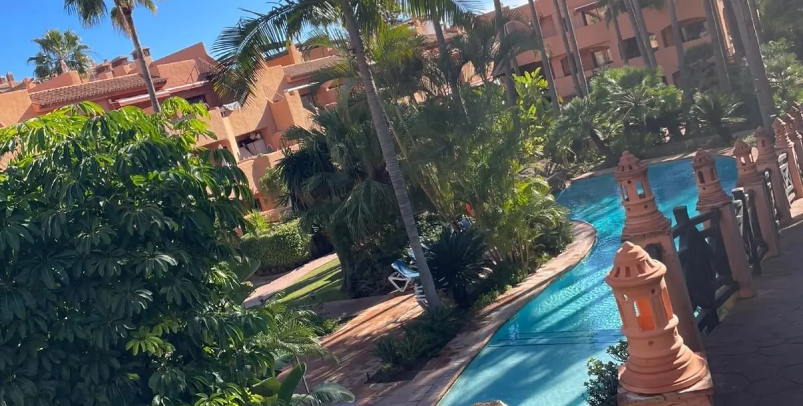 Sale of middle floor apartment in Benahavís 1