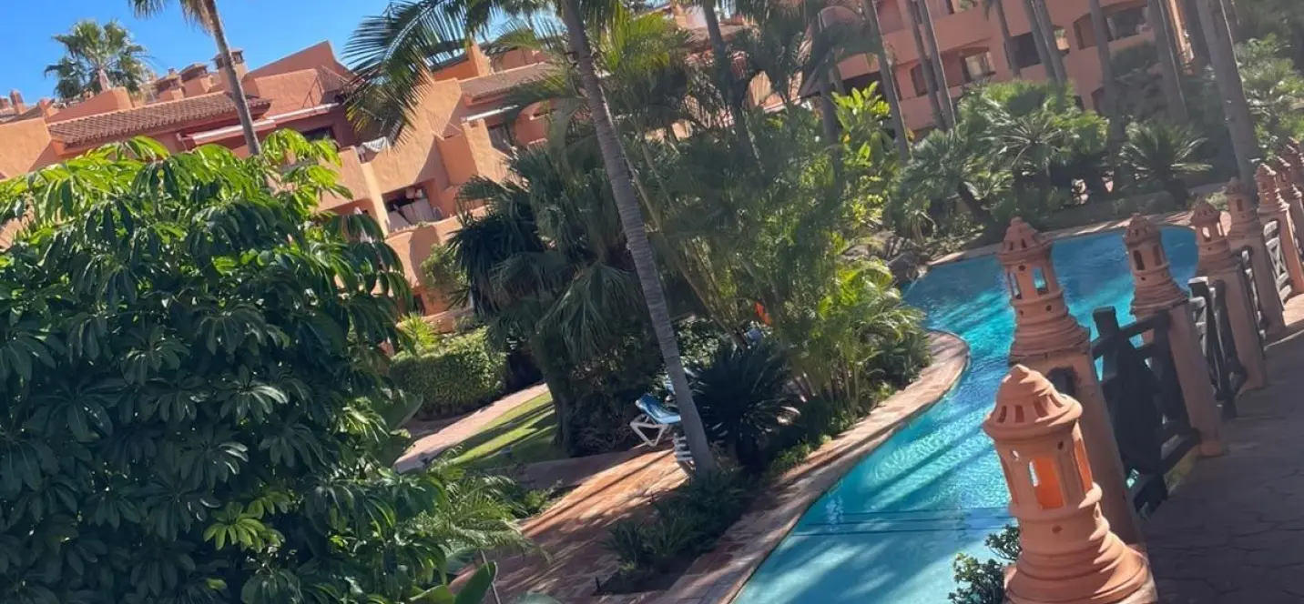 Sale of middle floor apartment in Benahavís 0