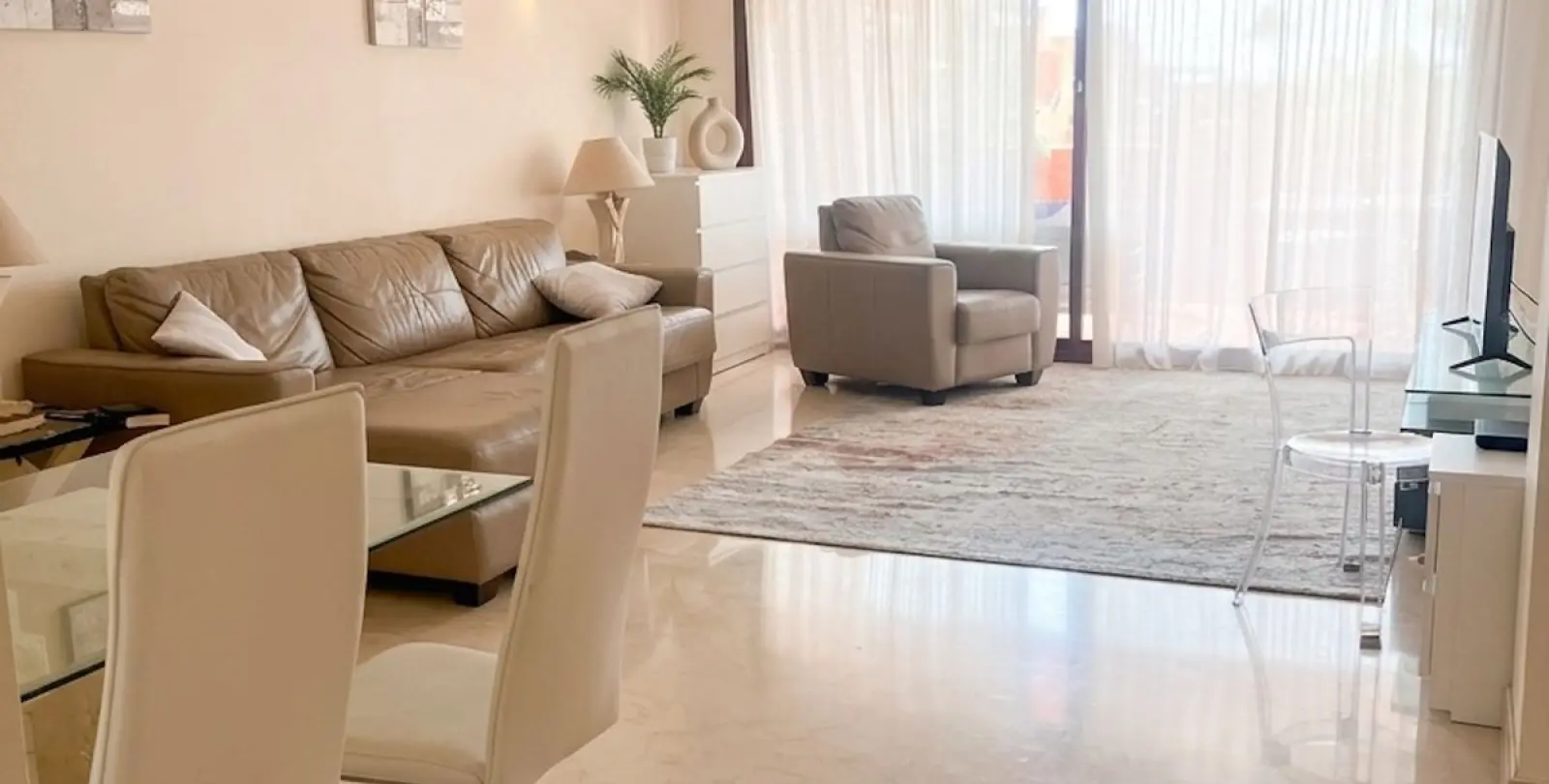 Sale of middle floor apartment in Benahavís 2