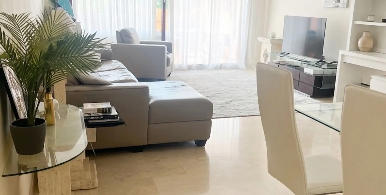 Sale of middle floor apartment in Benahavís 3