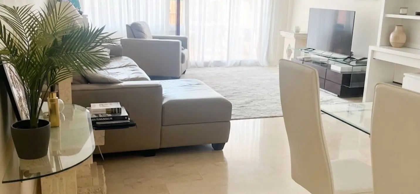 Sale of middle floor apartment in Benahavís 2