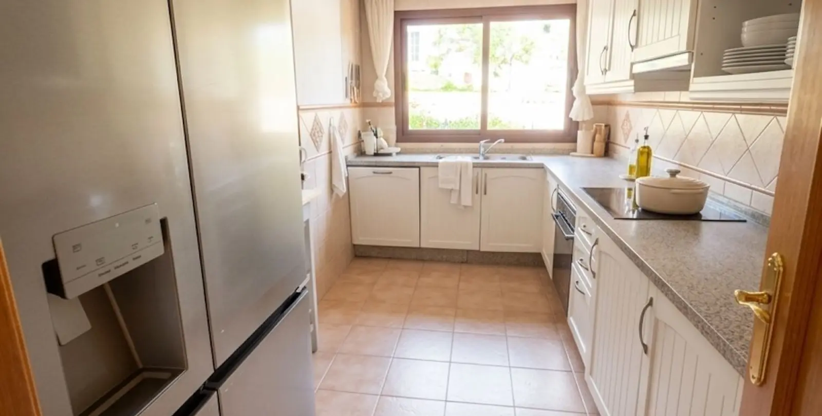 Sale of middle floor apartment in Benahavís 6