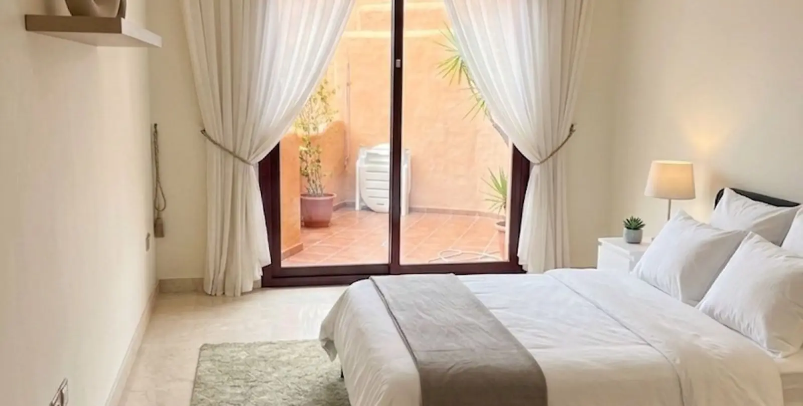 Sale of middle floor apartment in Benahavís 8