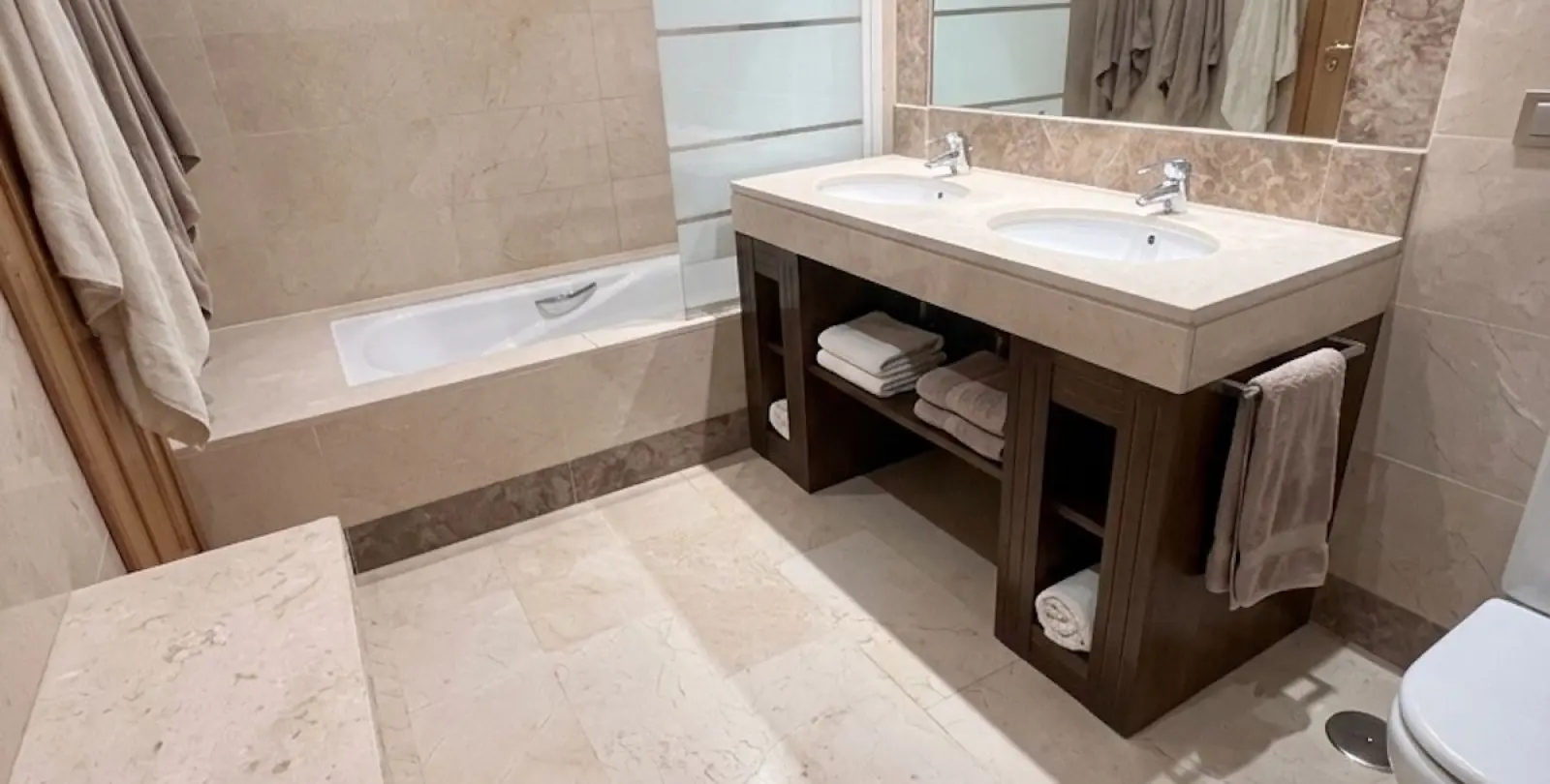 Sale of middle floor apartment in Benahavís 11