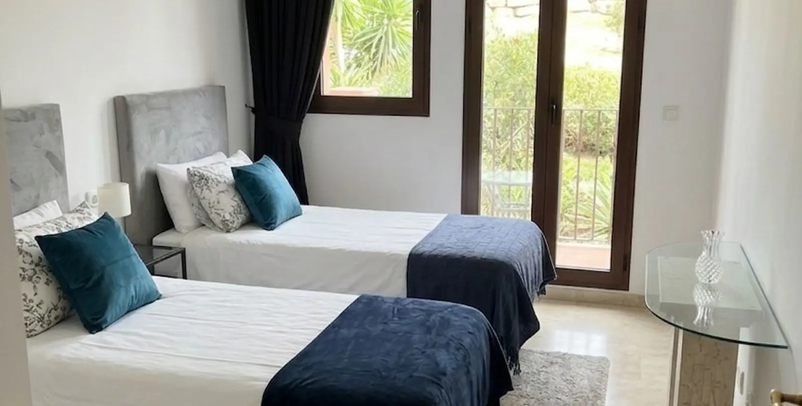 Sale of middle floor apartment in Benahavís 12