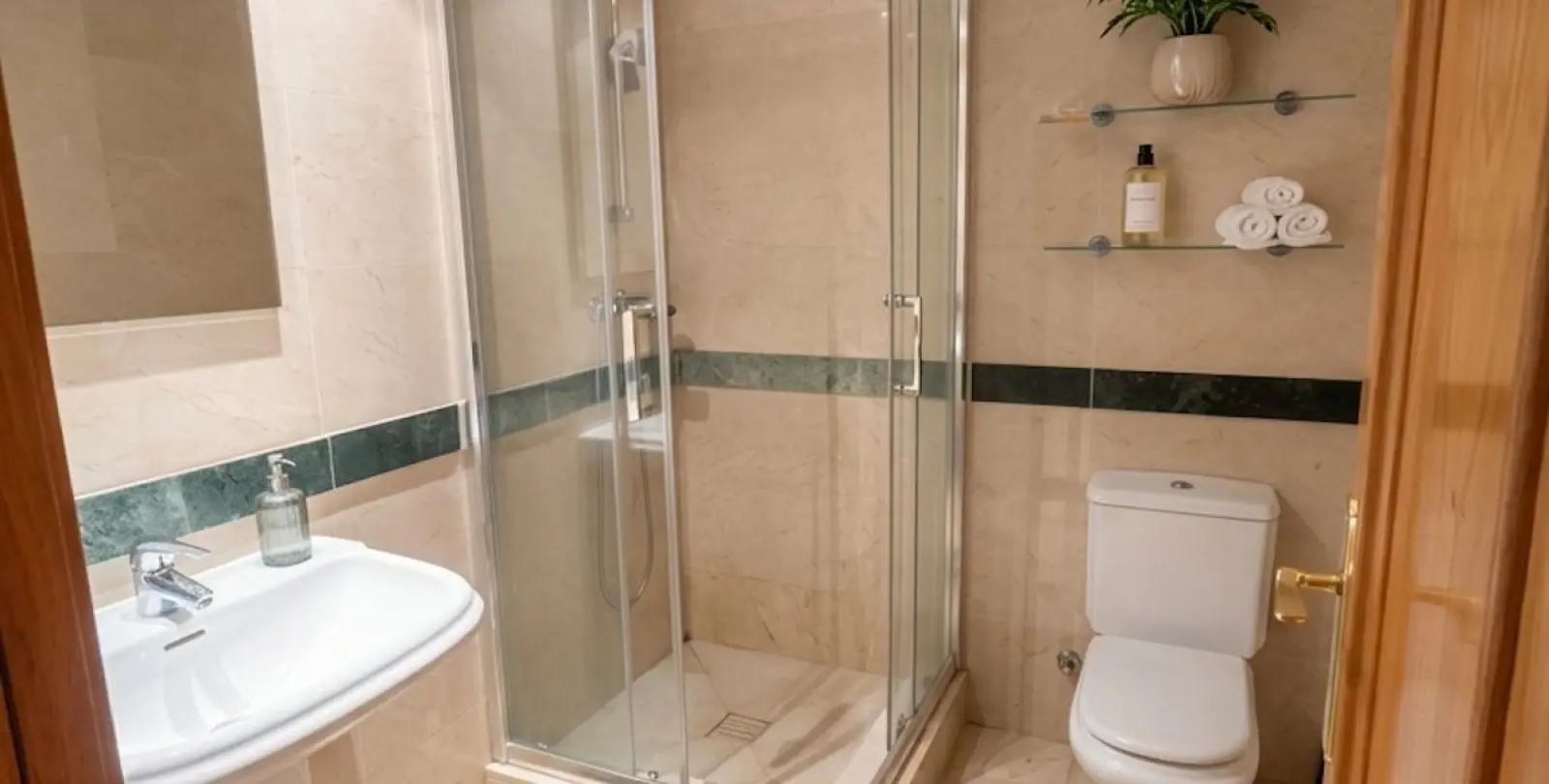 Sale of middle floor apartment in Benahavís 13
