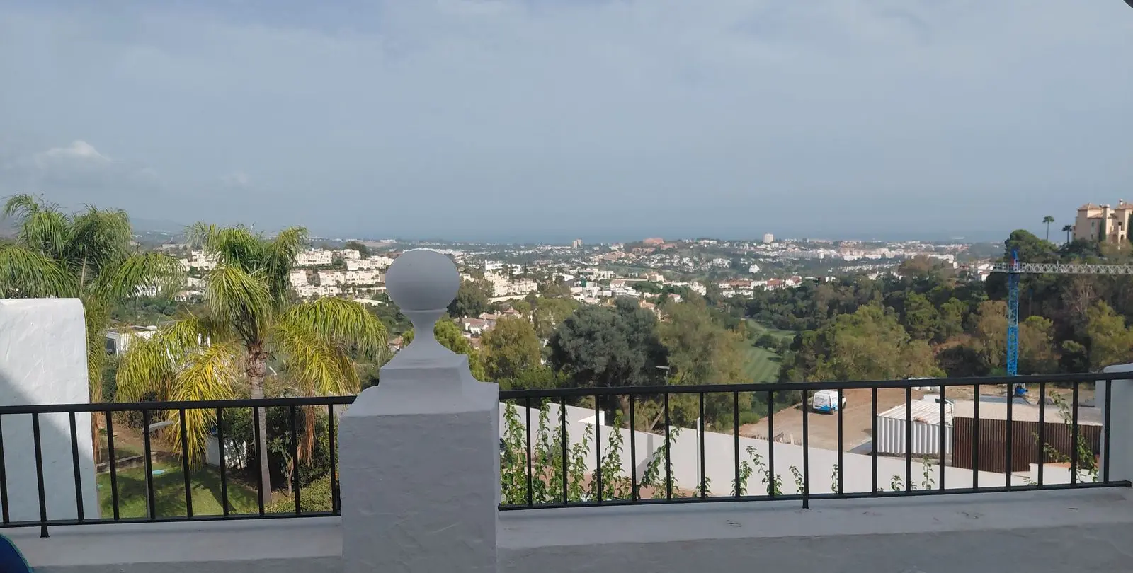 Sale of middle floor apartment in Benahavís 1