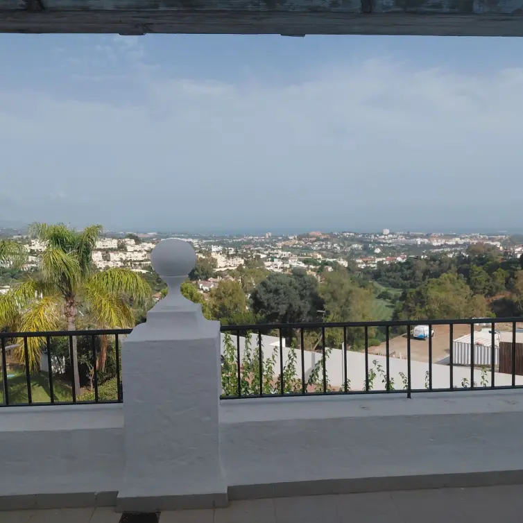 Sale of middle floor apartment in Benahavís