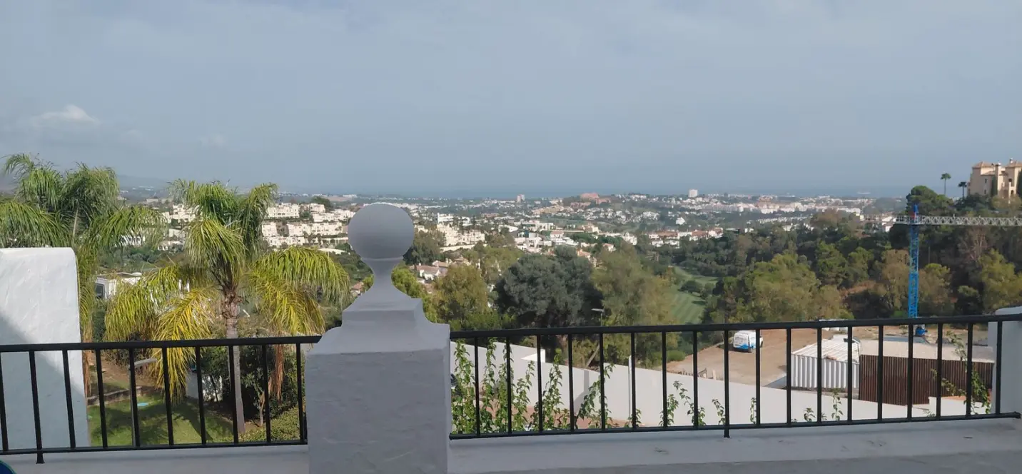 Sale of middle floor apartment in Benahavís 0