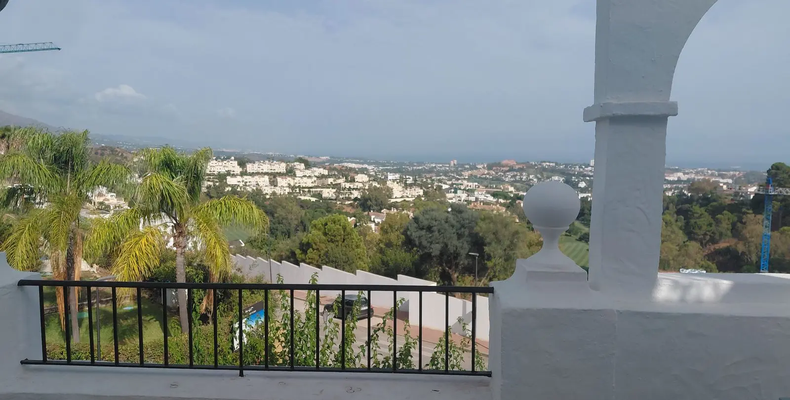 Sale of middle floor apartment in Benahavís 2