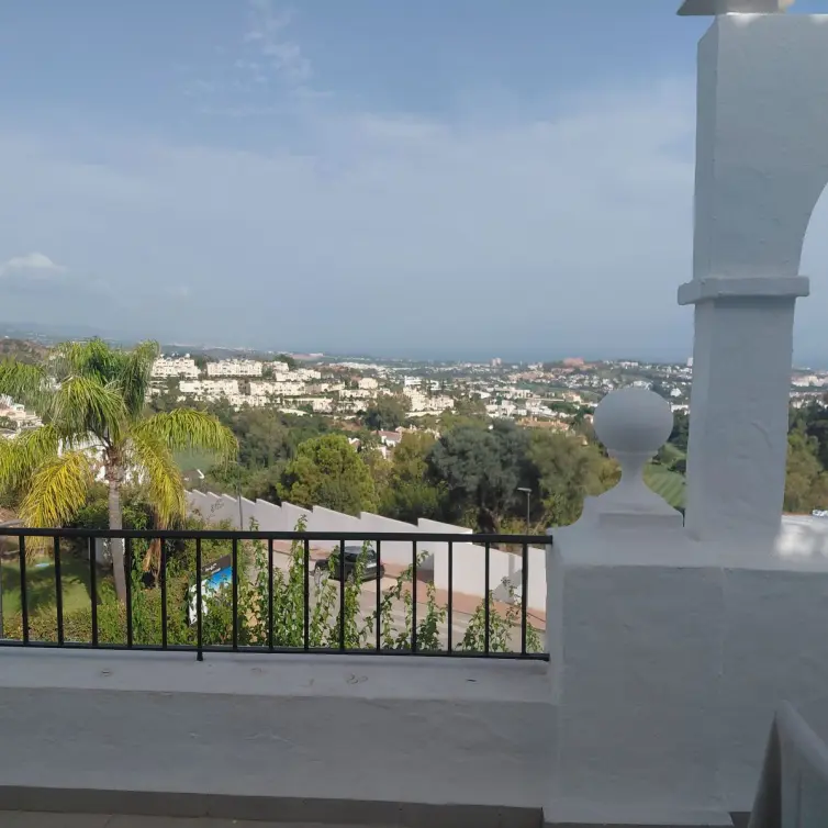 Sale of middle floor apartment in Benahavís