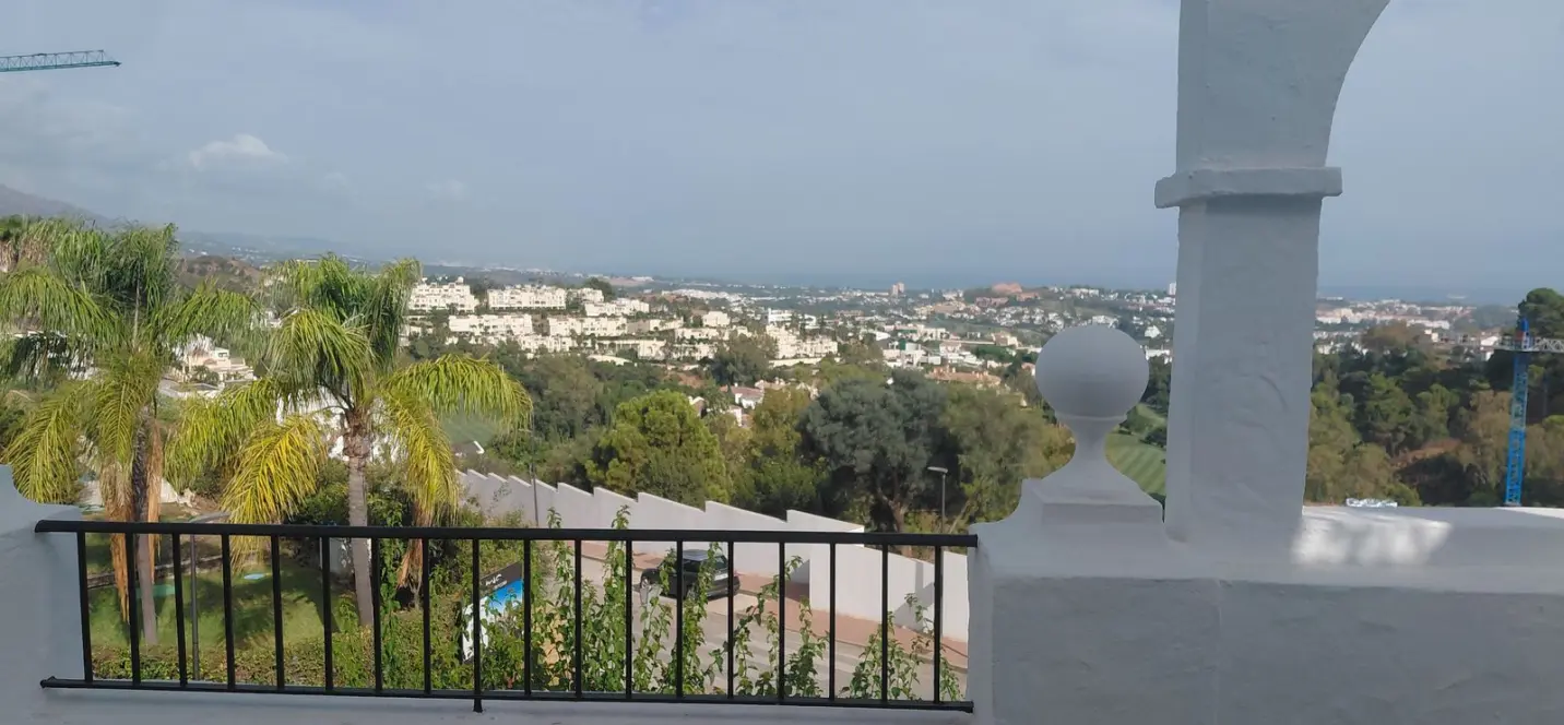 Sale of middle floor apartment in Benahavís 1