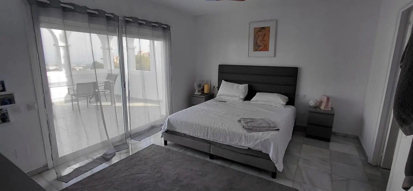 Sale of middle floor apartment in Benahavís 3