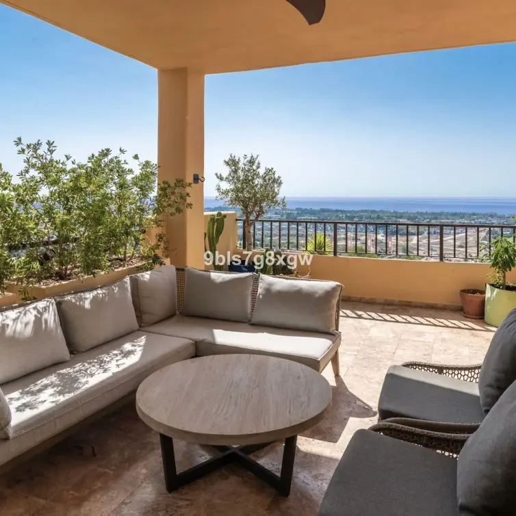 Venta de apartamento en planta media en Benahavís