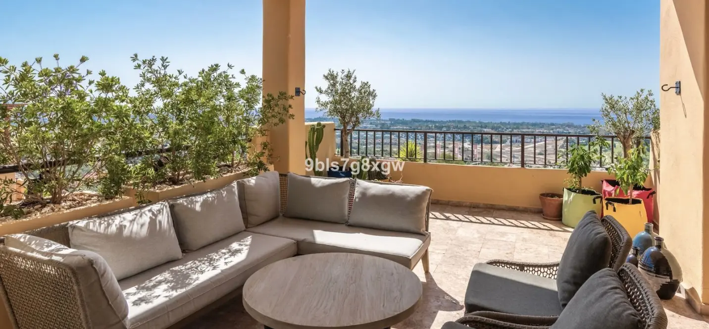Venta de apartamento en planta media en Benahavís 0