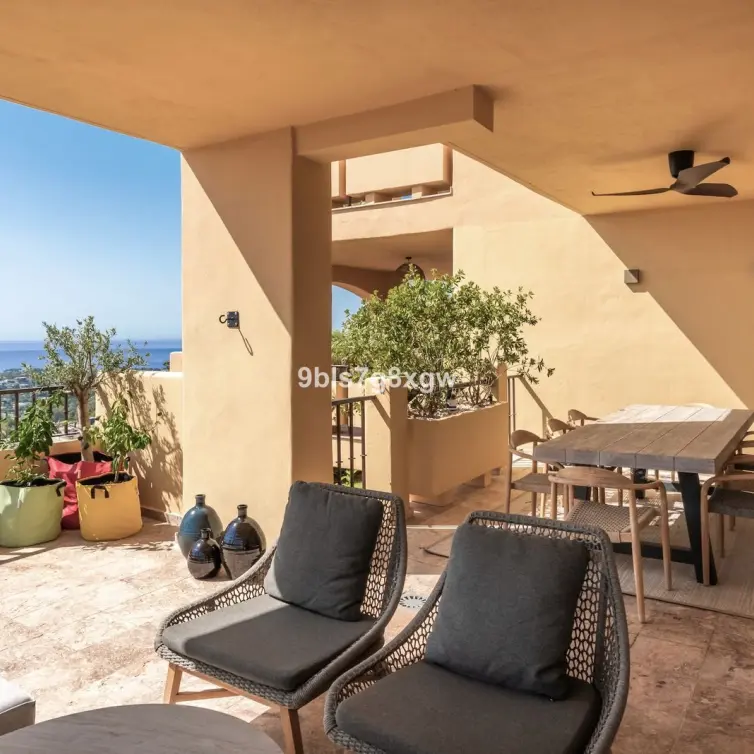 Venta de apartamento en planta media en Benahavís