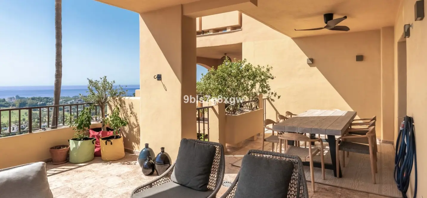 Venta de apartamento en planta media en Benahavís 1