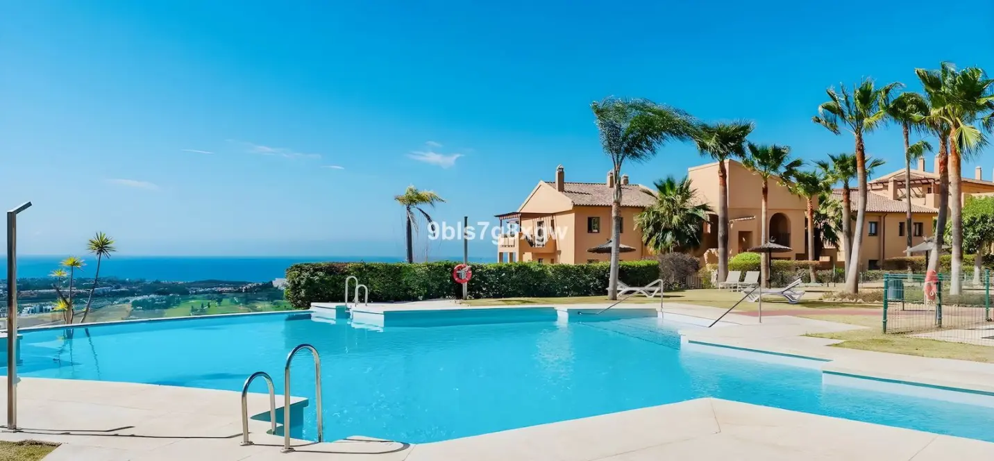 Venta de apartamento en planta media en Benahavís 2