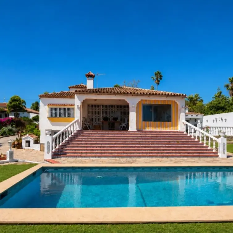 Venta de villa independiente en Estepona