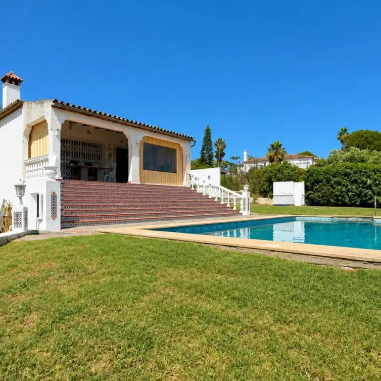 Venta de villa independiente en Estepona