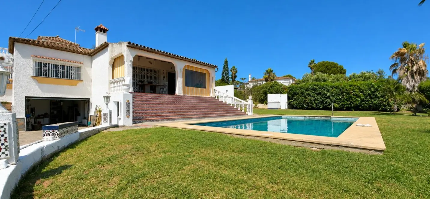 Venta de villa independiente en Estepona 1