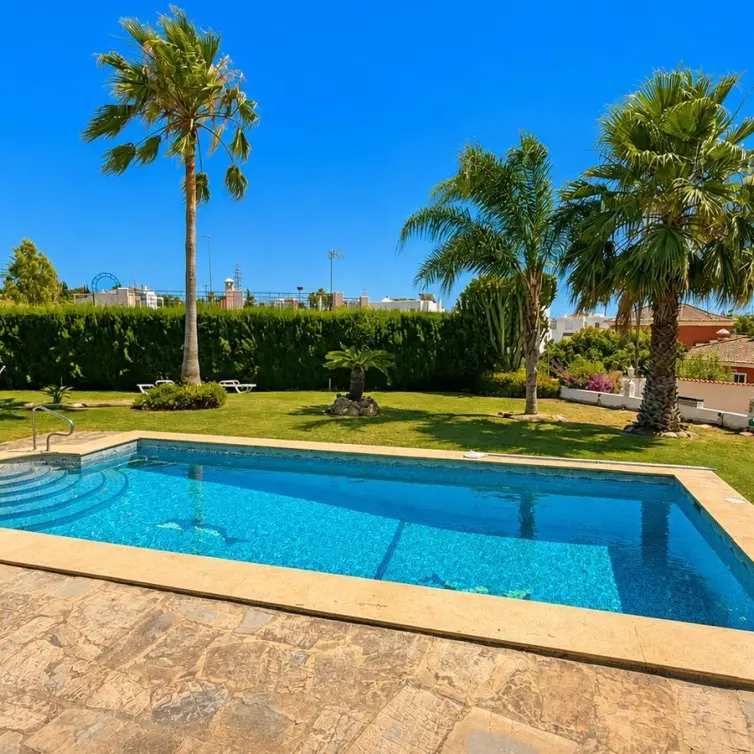 Venta de villa independiente en Estepona
