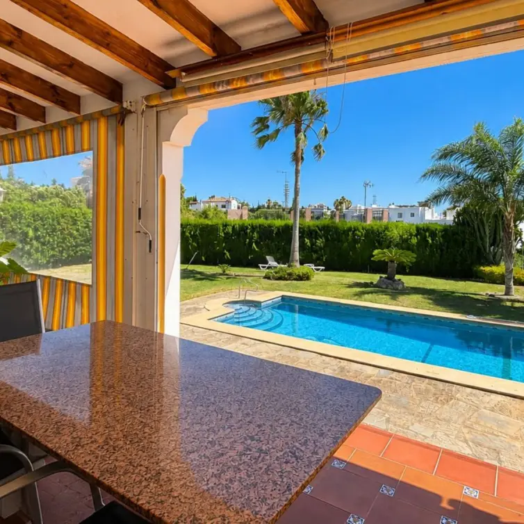 Venta de villa independiente en Estepona
