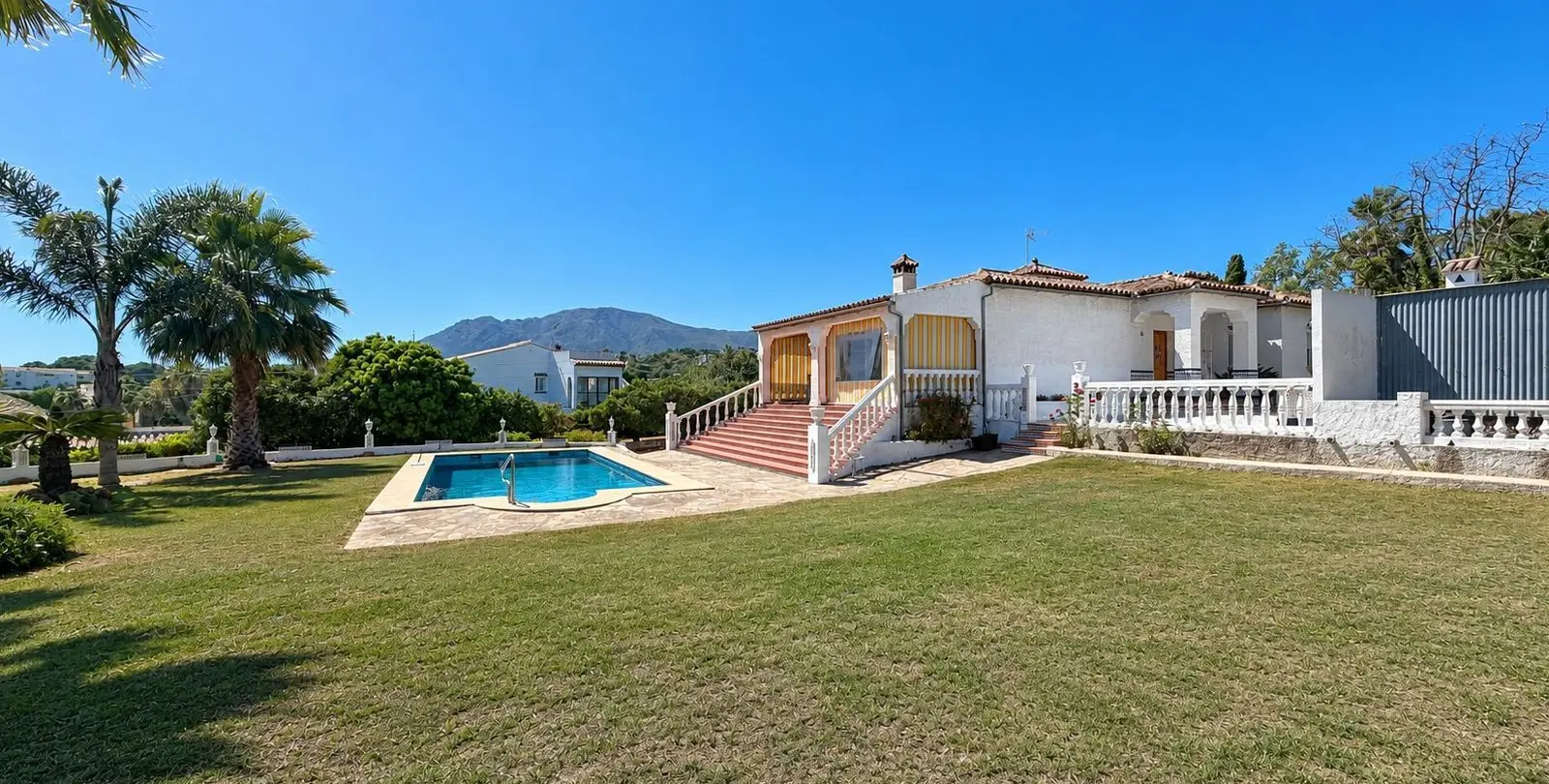 Venta de villa independiente en Estepona 41