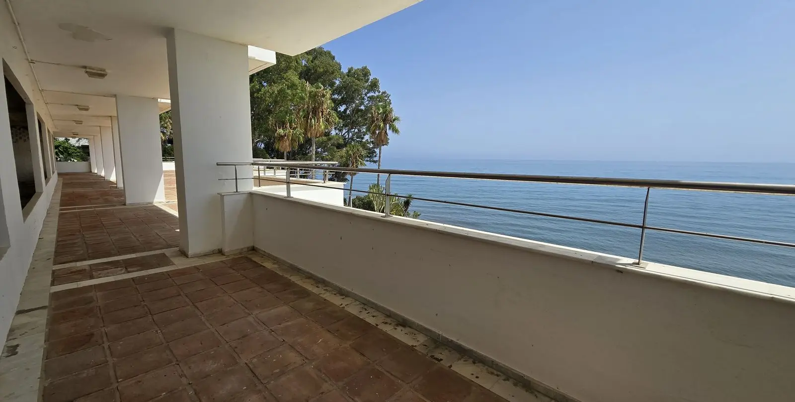 Venta de local comercial en Estepona 2