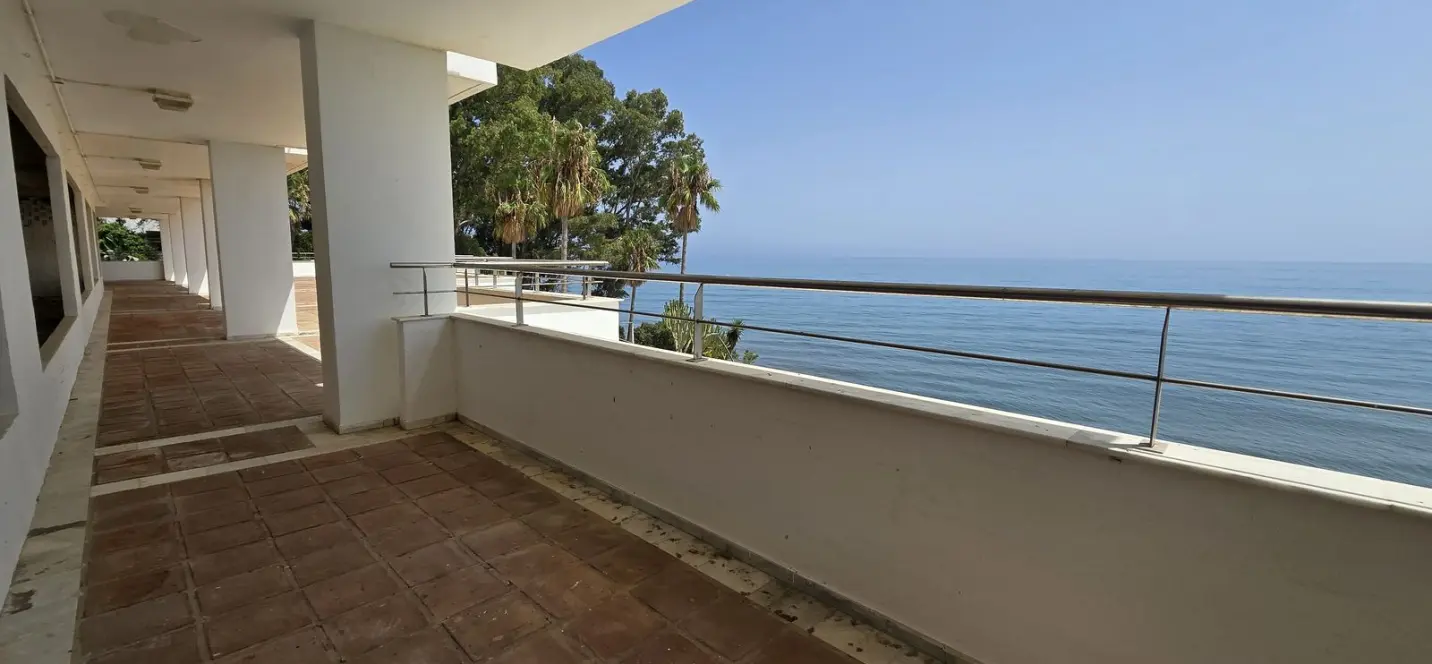 Venta de local comercial en Estepona 1