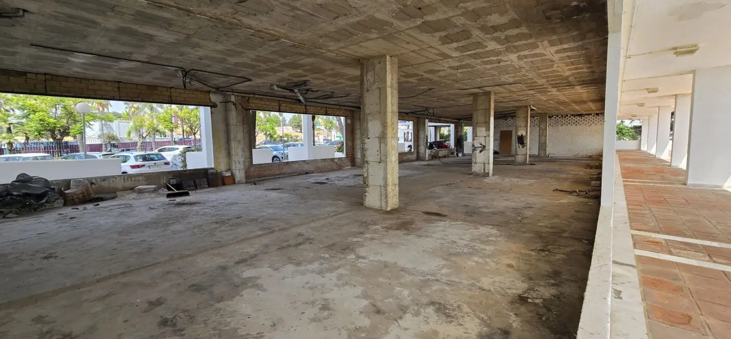 Venta de local comercial en Estepona 2