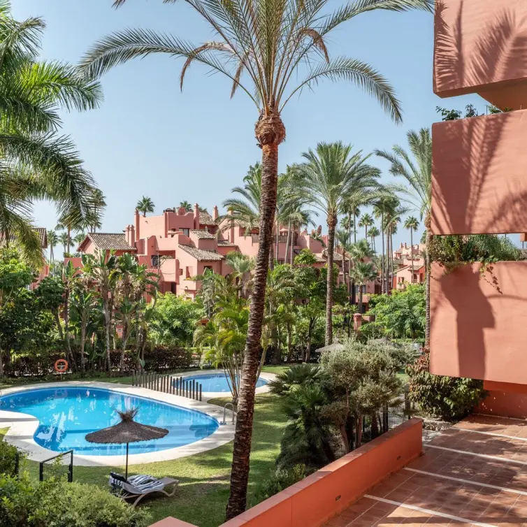 Venta de apartamento en planta media en New Golden Mile