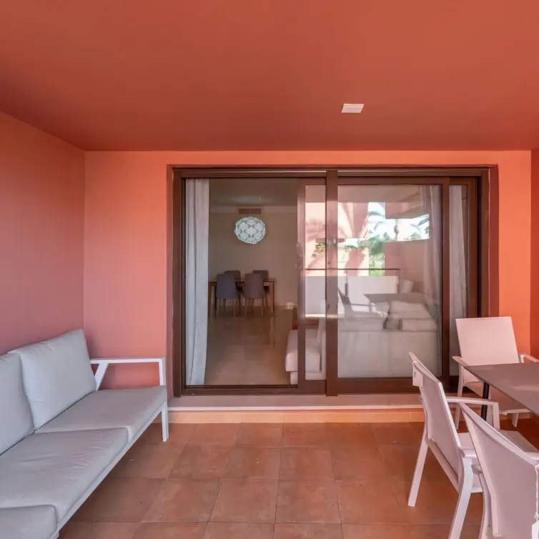 Venta de apartamento en planta media en New Golden Mile