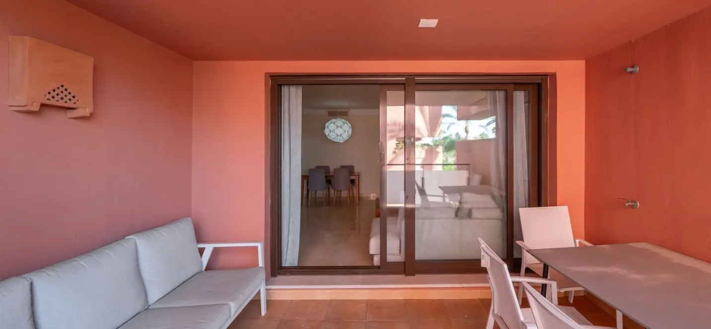 Venta de apartamento en planta media en New Golden Mile 1