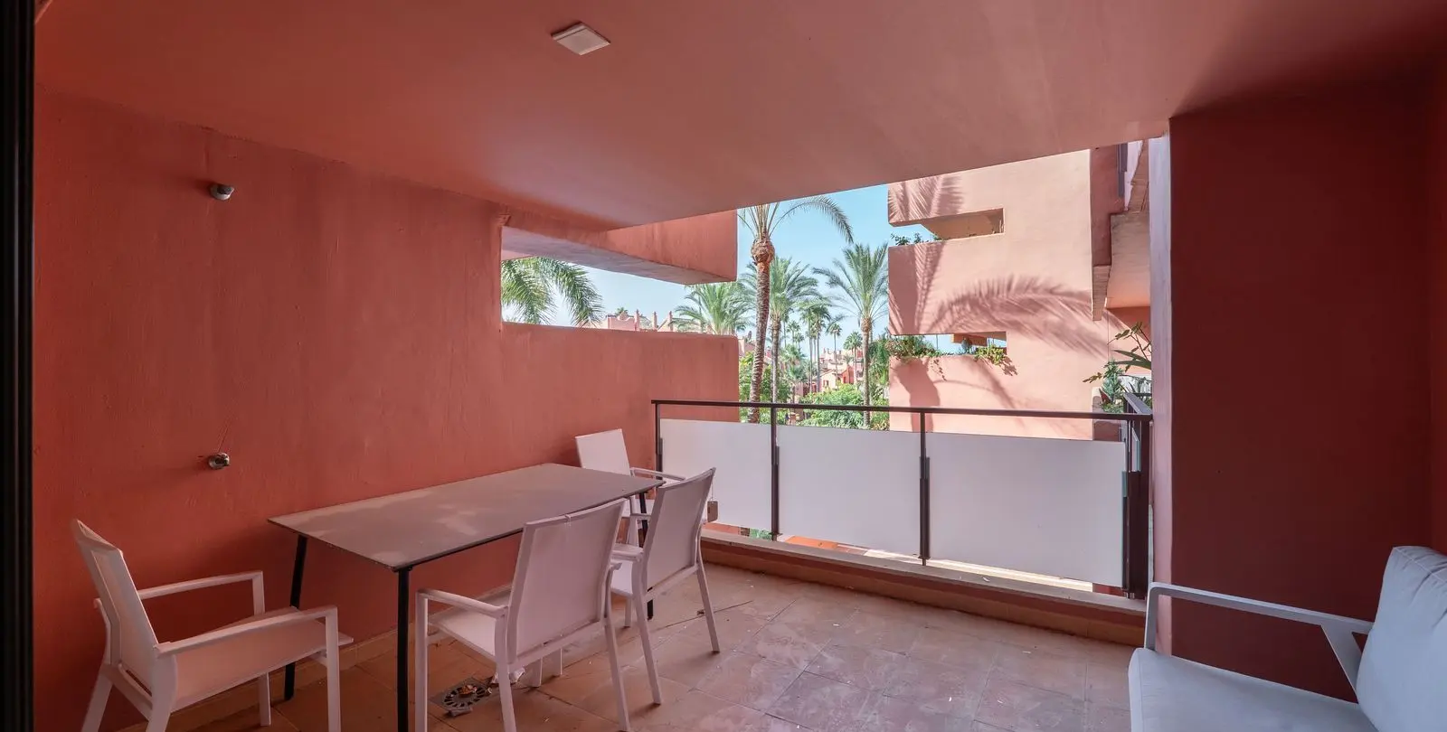 Venta de apartamento en planta media en New Golden Mile 3