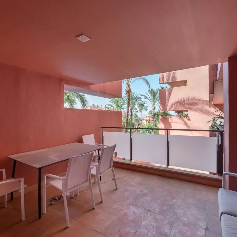 Venta de apartamento en planta media en New Golden Mile