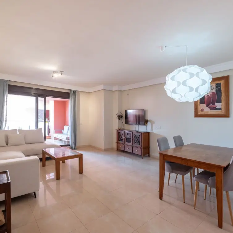 Venta de apartamento en planta media en New Golden Mile