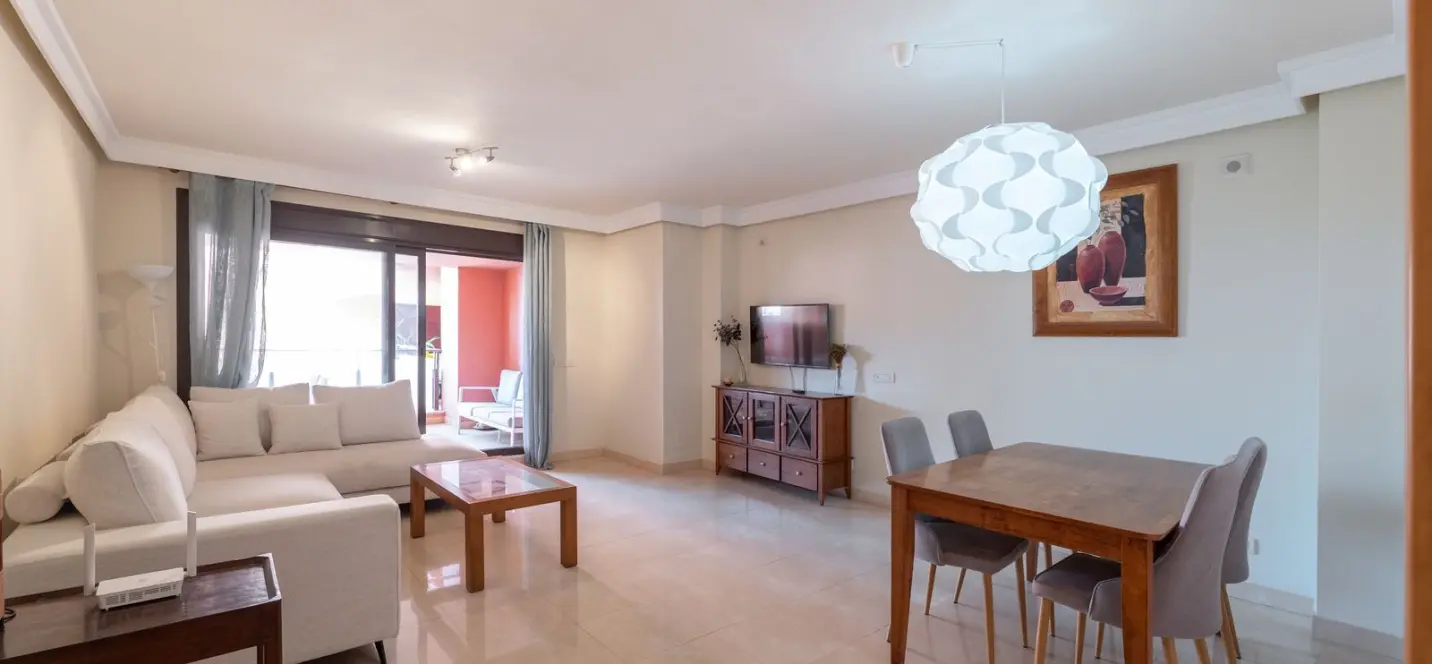 Venta de apartamento en planta media en New Golden Mile 3
